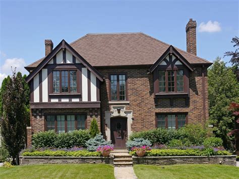 what is tudor style home.